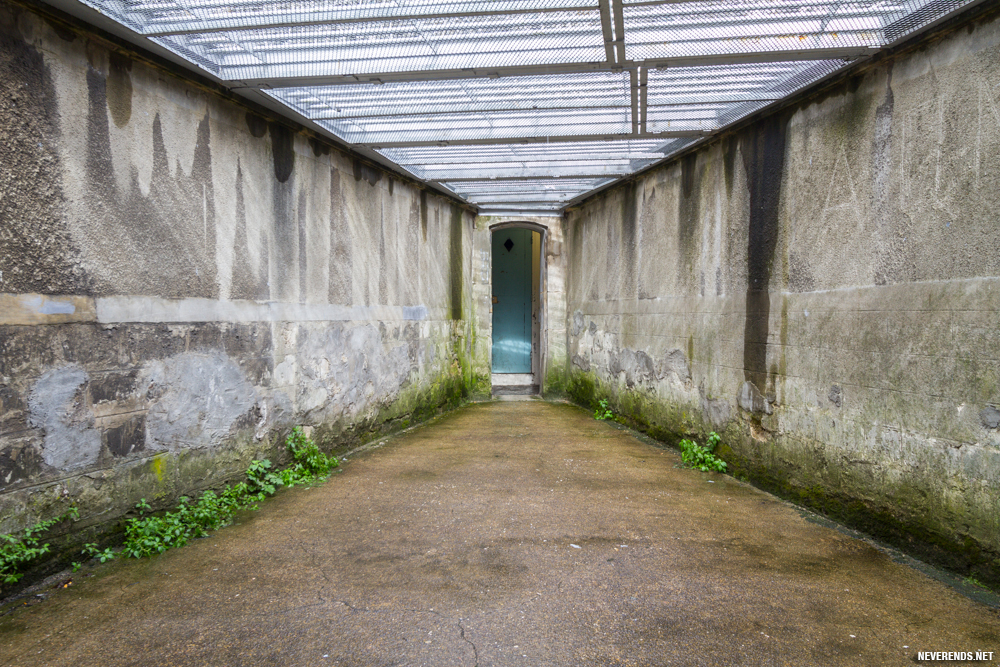 Cour dans l'aile d'isolement