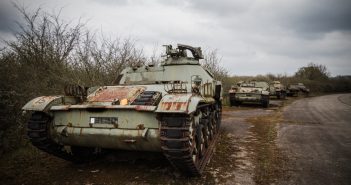 Véhicules militaires à l’abandon