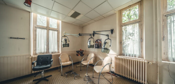 Le salon de coiffure abandonné salon de coiffure