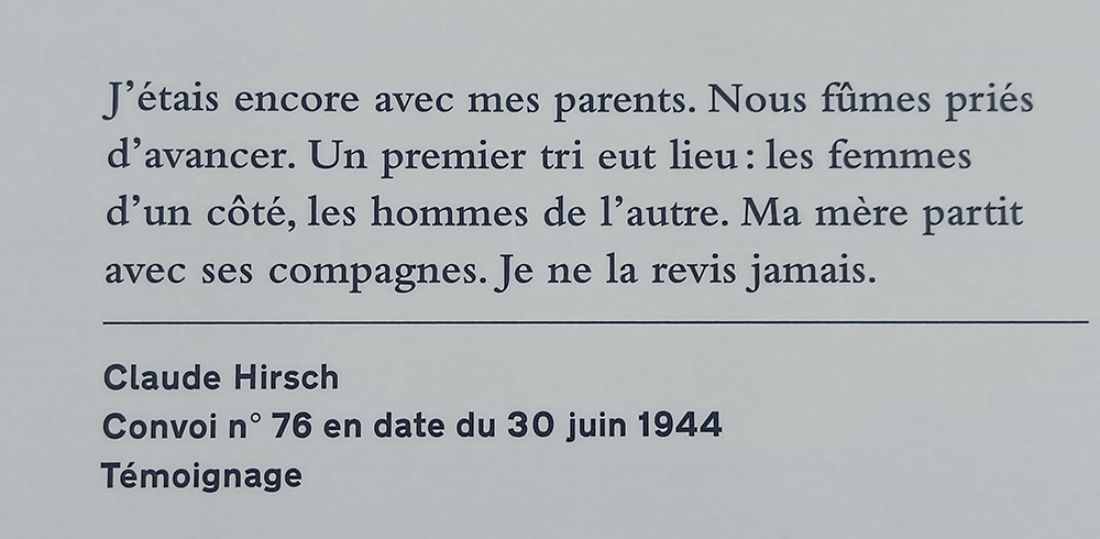 Panneau D'affichage De Rue Vide Dans La Ville De Nuit. Isolé Avec Un Tracé  De Détourage Autour De L'affichage De La Publicité. Illustration 3D Banque  D'Images et Photos Libres De Droits. Image